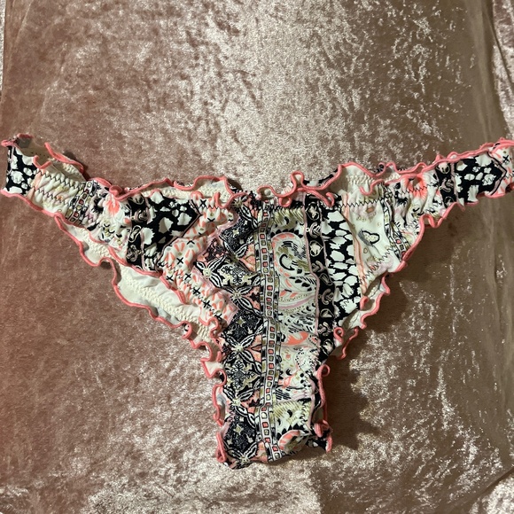 NWOT Victoria's Secret "The Ruffle Itsy" Bikini Bottom - Picture 1 of 4